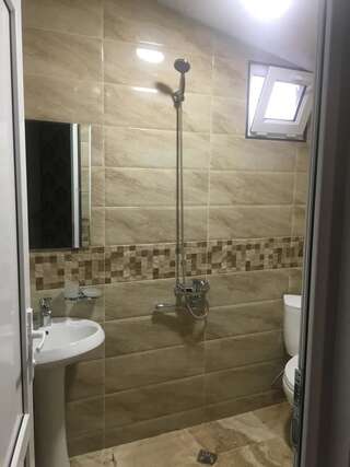 Гостевой дом Panorama Кутаиси Классический четырехместный номер-2